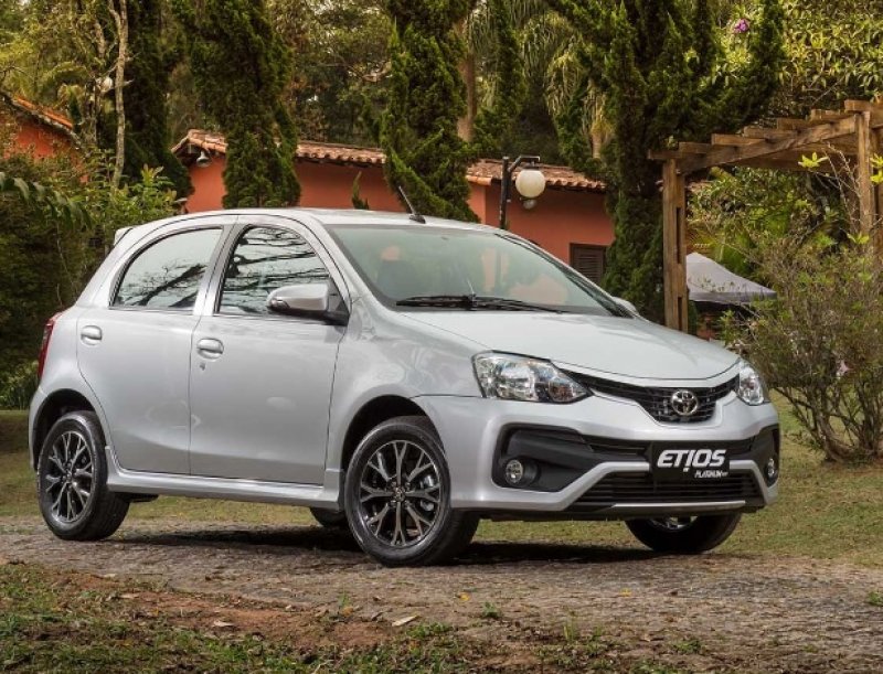 VERSÃO PLATINUM TENTA DEIXAR ETIOS MAIS BONITO POR R$ 62.490