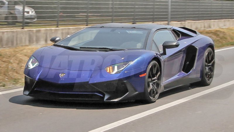 LAMBORGHINI AVENTADOR SV ROADSTER É FLAGRADA