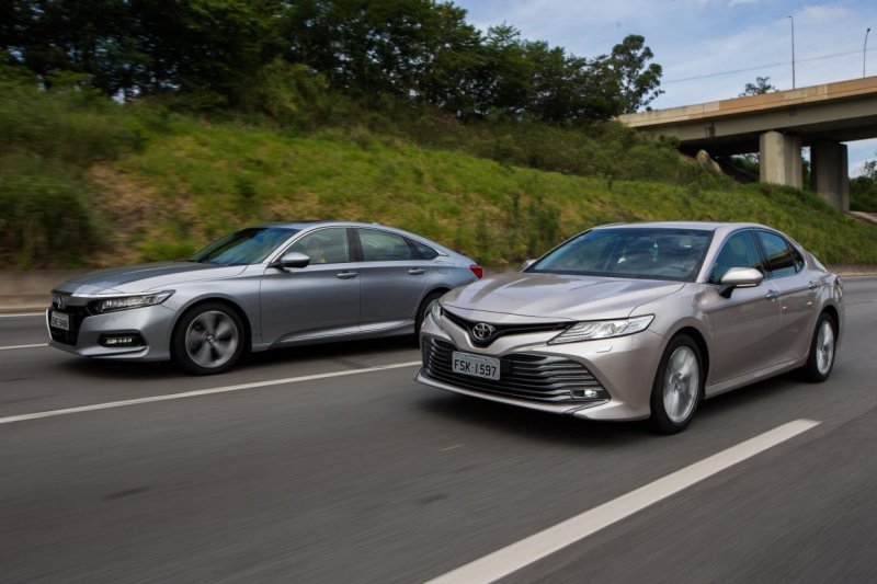 Camry e Accord fazem duelo de filosofias japonesas