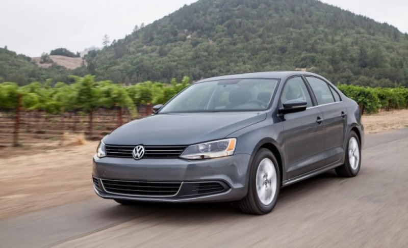 VW JETTA: RECALL POR FALHA NA SUSPENSÃO TRASEIRA AFETA 32 MIL UNIDADES NO BRASIL