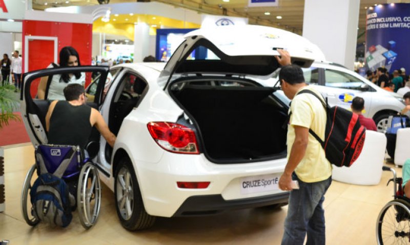 FEIRA EM SP LEVA SERVIÇOS A DEFICIENTES