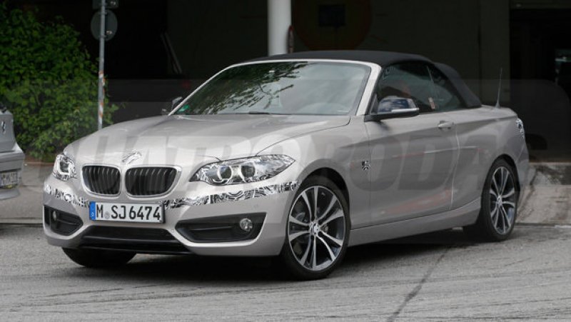 BMW SÉRIE 2 CABRIO É VISTO SEM CAMUFLAGEM