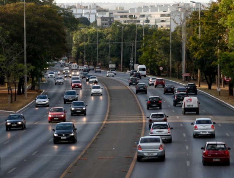 JUSTIÇA SUSPENDE MULTA DE FAROL BAIXO EM ESTRADAS DURANTE O DIA