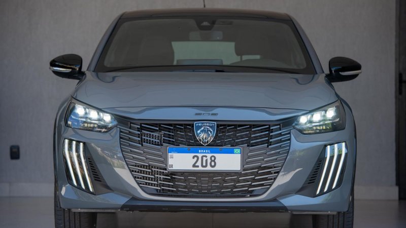 Peugeot 208 com sistema híbrido leve é flagrado a caminho da concessionária