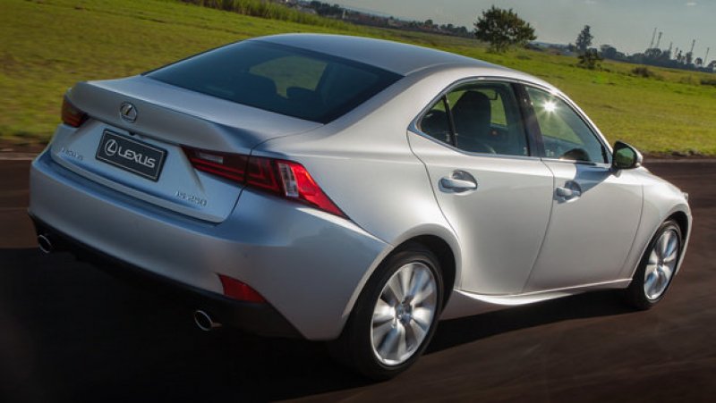 LEXUS LANÇA NOVO IS NO BRASIL