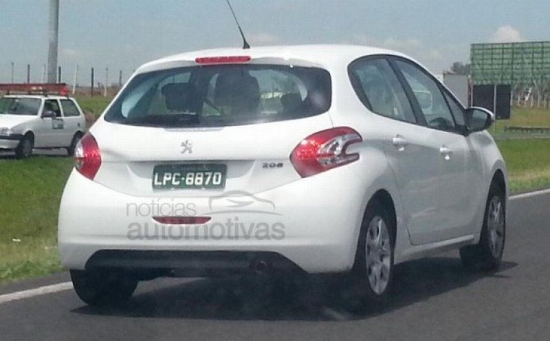Peugeot 208 é flagrado em estrada paulista