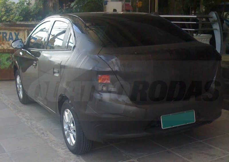Chevrolet Onix sedã roda pelas ruas
