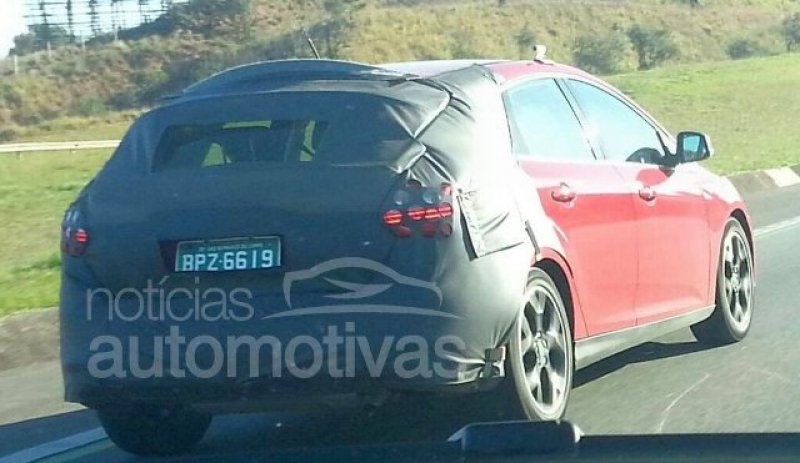 NOVO FORD FOCUS 2014 É FLAGRADO COM POUCA CAMUFLAGEM EM SÃO PAULO