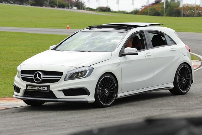 MERCEDES A45 AMG, O COMPACTO DAS TREVAS