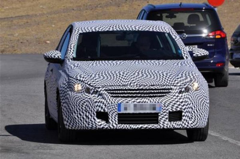 Flagra: Peugeot testa nova geração do 308