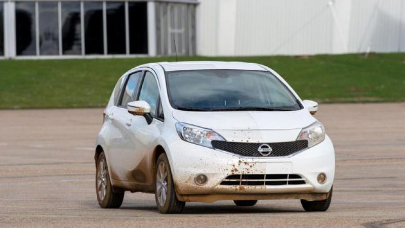 NISSAN TESTA PINTURA QUE REPELE LAMA, SUJEIRA E CHUVA