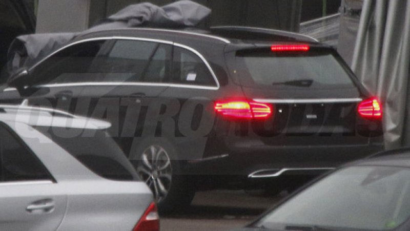 MERCEDES-BENZ CLASSE C WAGON É FLAGRADA