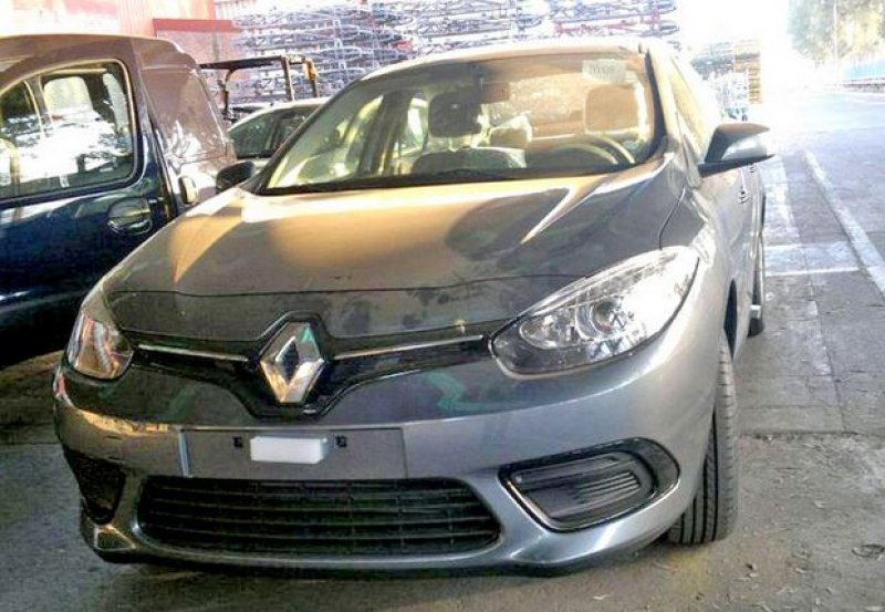 FLAGRA: NOVO FLUENCE, QUE ESTREIA NO SALÃO DO AUTOMÓVEL, É CLICADO NA FÁBRICA