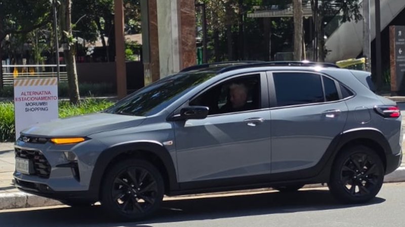 Novo Chevrolet Sonic 2027 é visto sem camuflagem e revela visual completo